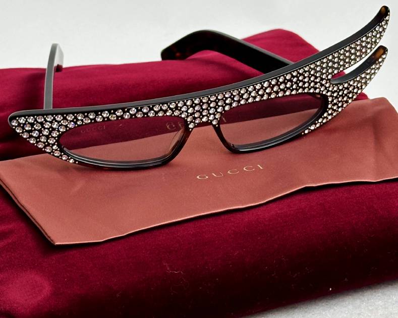 Foto de Óculos de Sol com Cristais Tartaruga. 