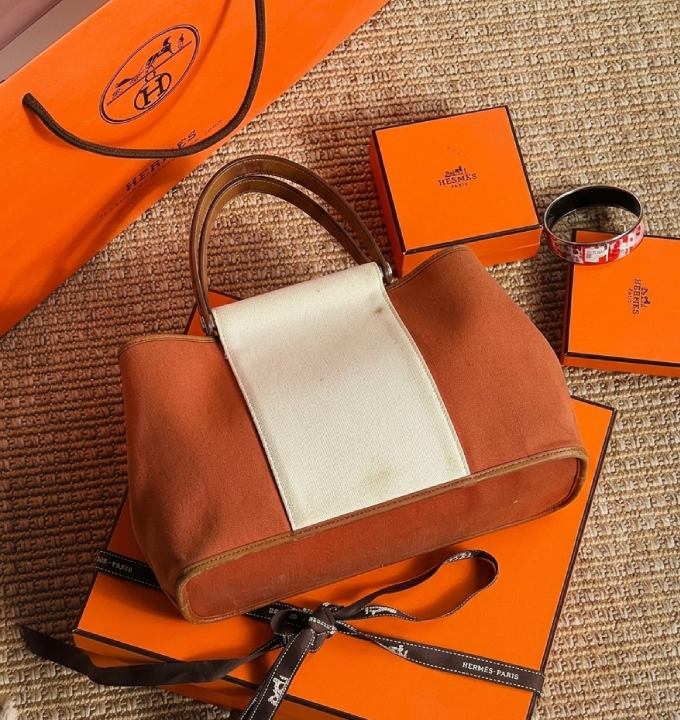 Foto da Bolsa Tote Hermès Cabag Élan Bicolor no Mês do Consumidor.