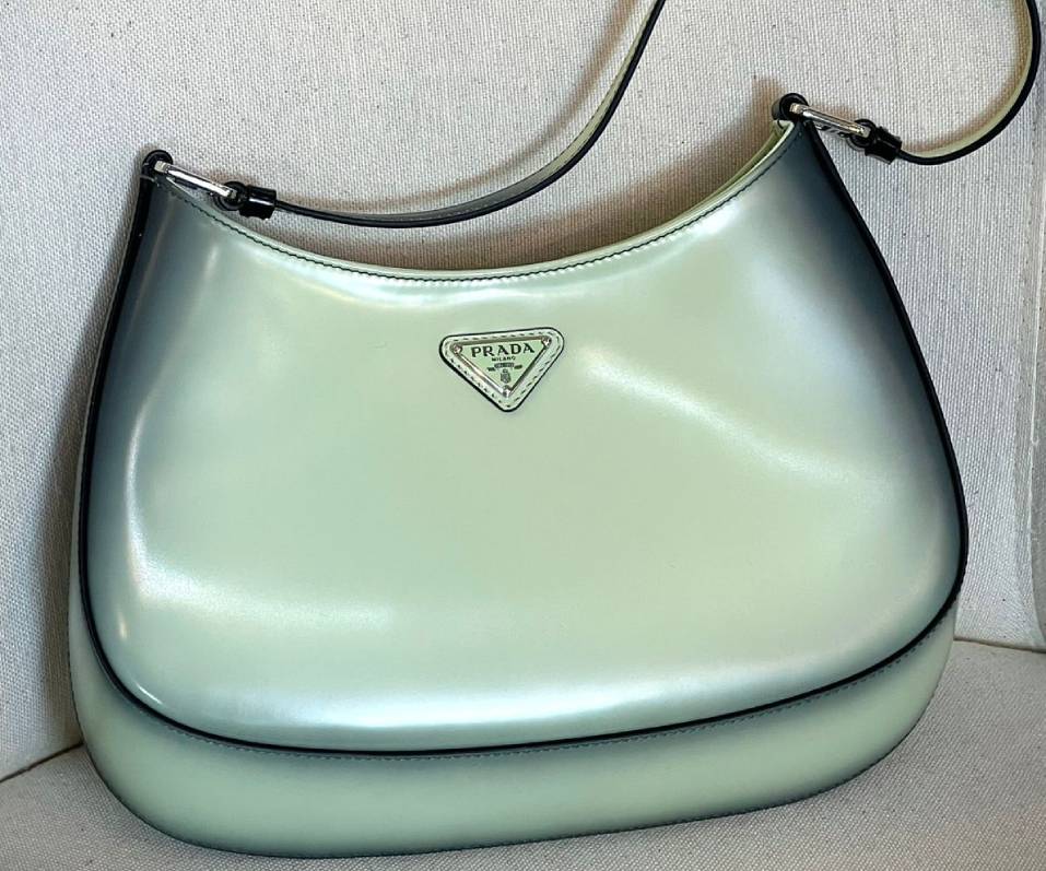 Foto de bolsa Prada pequena, modelo Cleo, couro escovado perfeita para sair à noite.