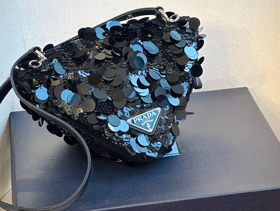 Foto de bolsa Prada com brilho perfeita para sair à noite, em festas, balada e jantar.