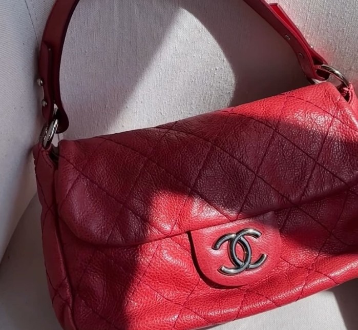 Foto de uma das bolsas vermelhas de marcas de Luxo: modelo On The Road da Chanel.