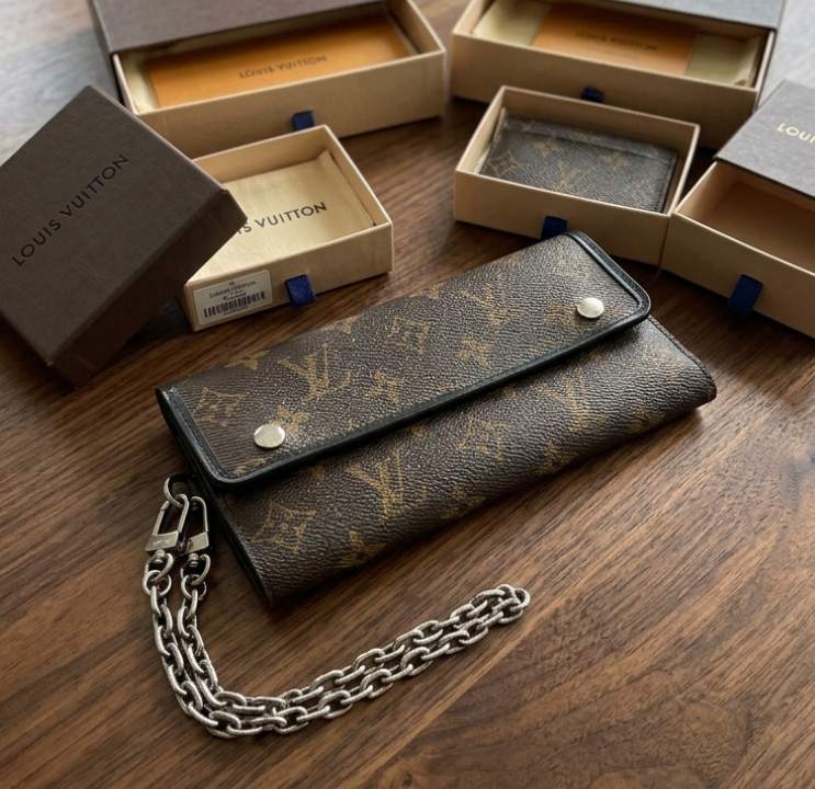 Foto da Carteira Feminina Louis Vuitton Portfolio Tri-fold Chain Macassar Monograma.