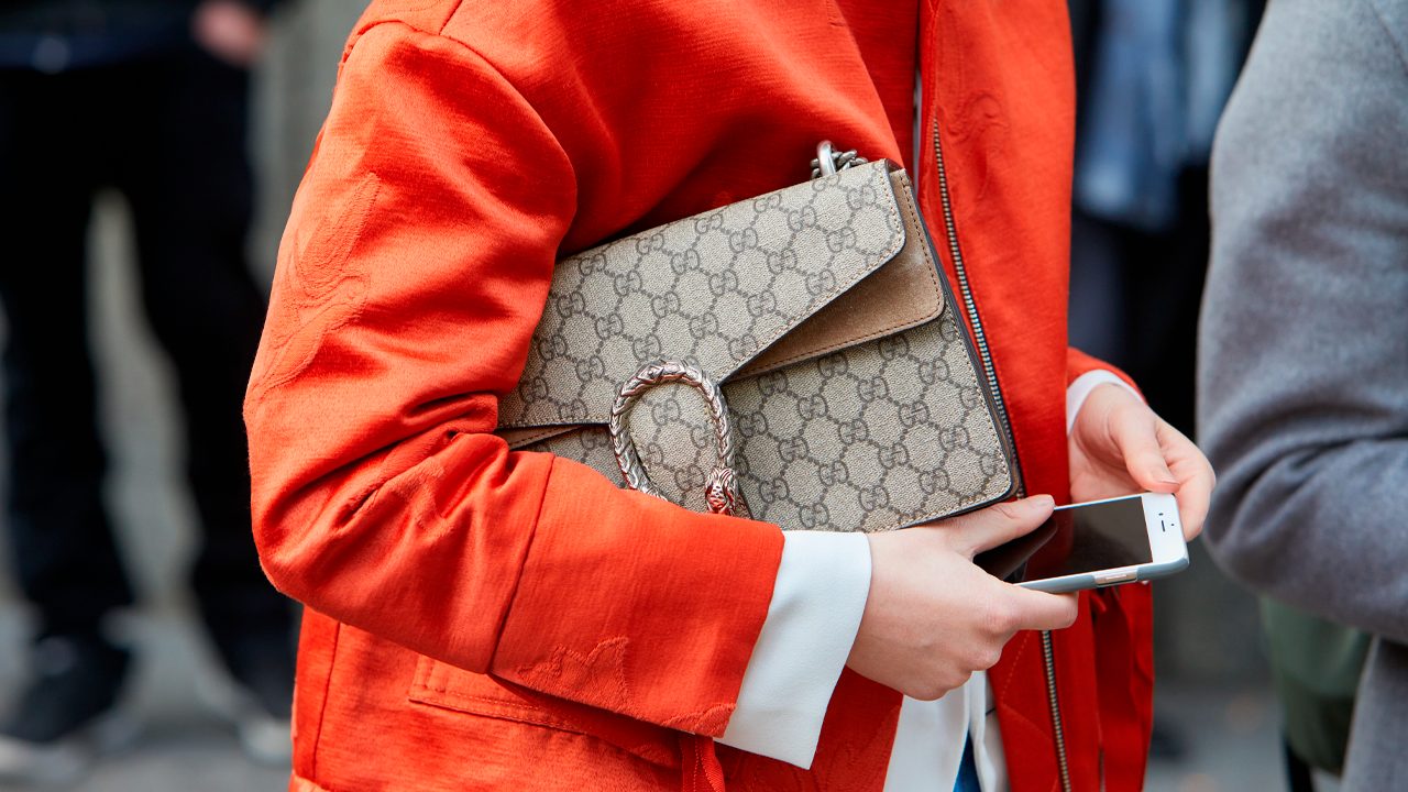 Confira as mais diferentes peças da marca de luxo italiana Gucci com estampa monograma para investir na Semana Consumidor do EÚ.