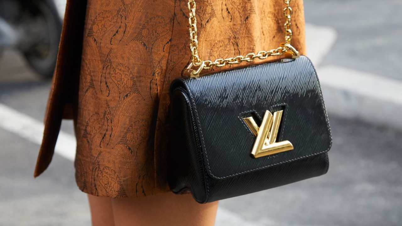 Saiba quais são as bolsas Louis Vuitton de Couro EPI mais desejadas: diferentes modelos e estilos além do clássico monograma.