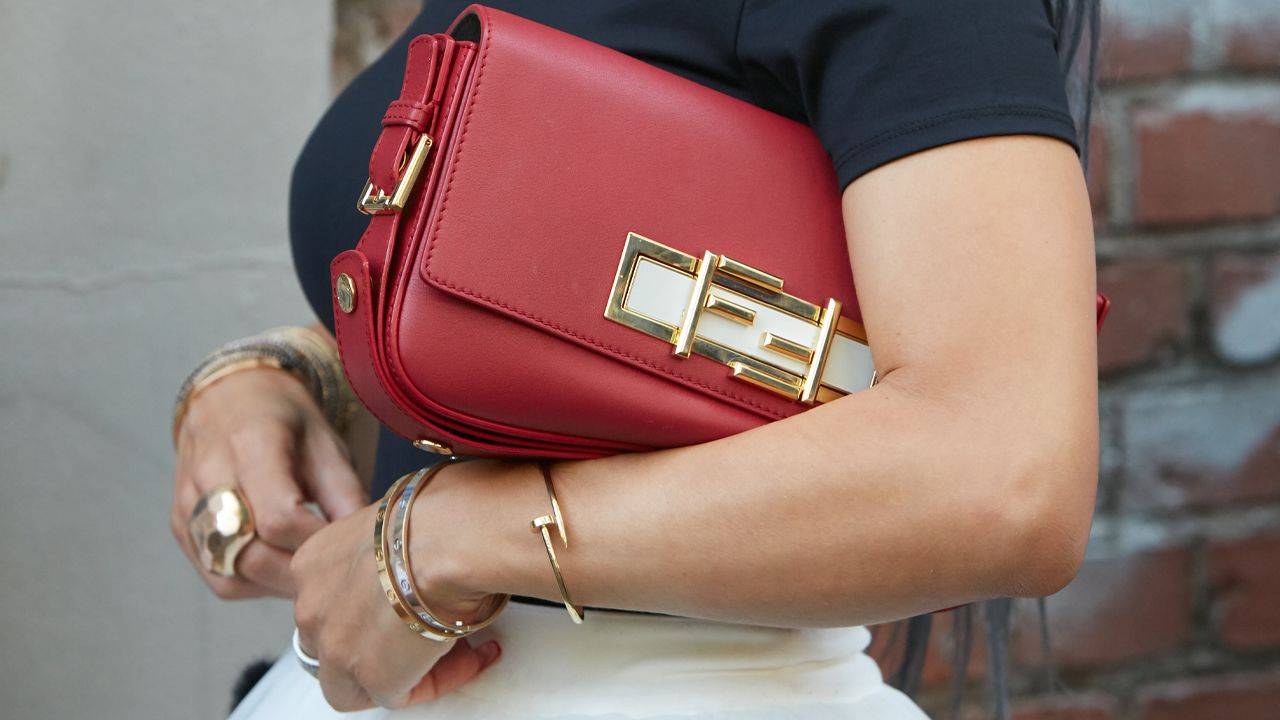 Descubra diferentes estilos e tamanhos de bolsas vermelhas de marcas de luxo na Semana do Consumidor do EÚ.