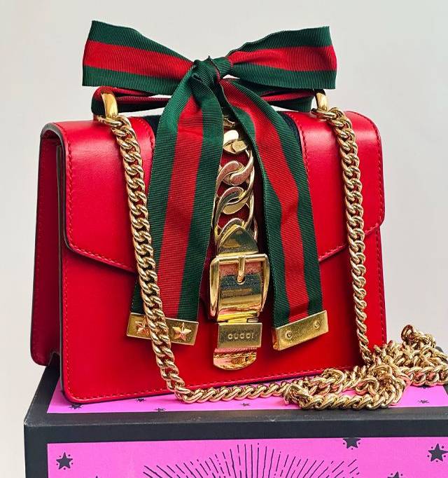 Foto de bolsa Gucci Sylvie na cor vermelha.