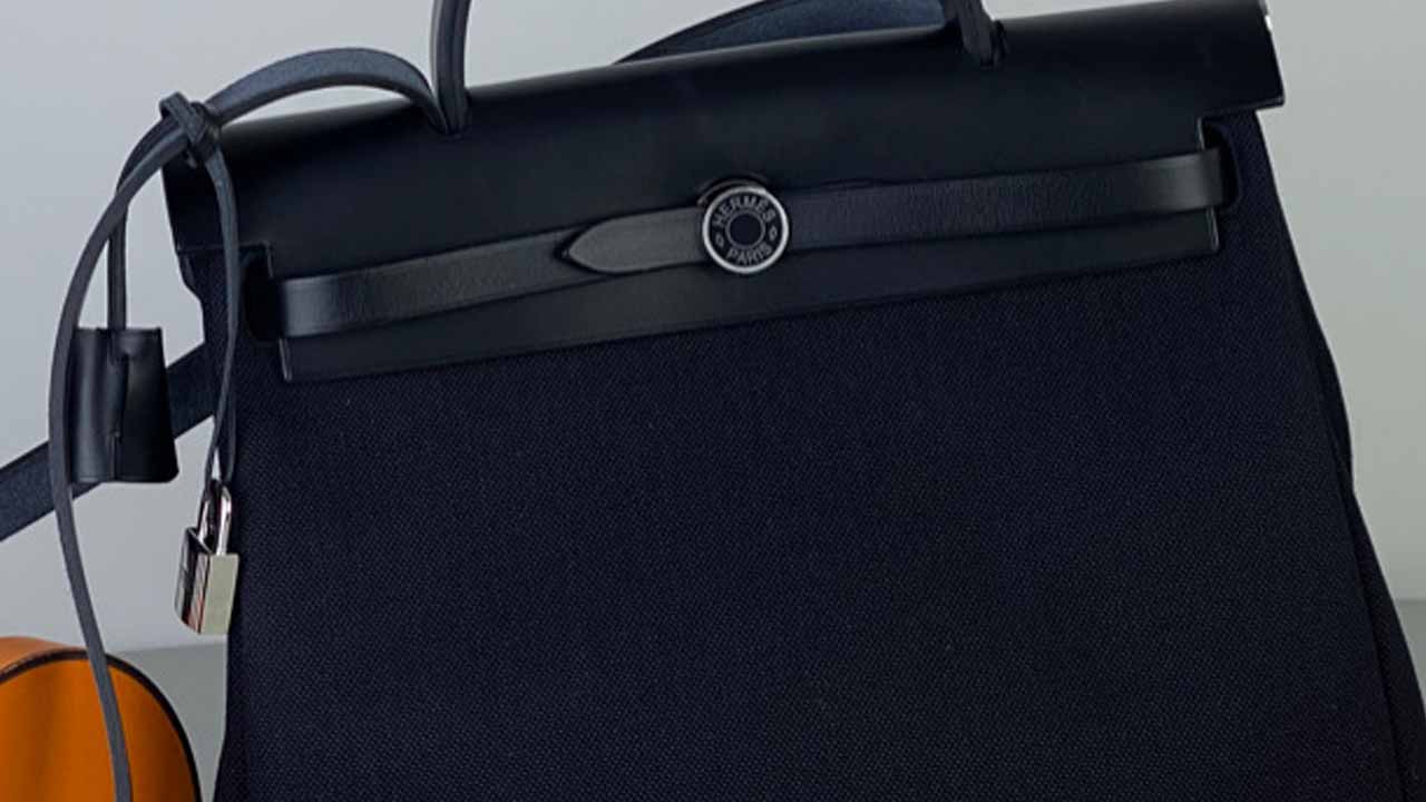 Foto de uma das tote bags da Hermès, modelo Herbag.