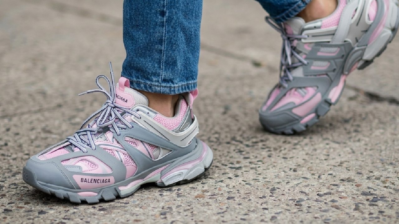 Conheça o novo Balenciaga Radar Sneaker, o primeiro tênis criado por Pierpaolo Piccioli lançado em 2026 para a marca de luxo francesa.