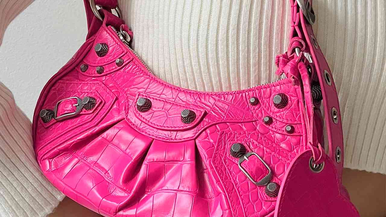 Foto de uma das peças icônicas da Balenciaga no Mês do Consumidor: Bolsa Le Cagole.