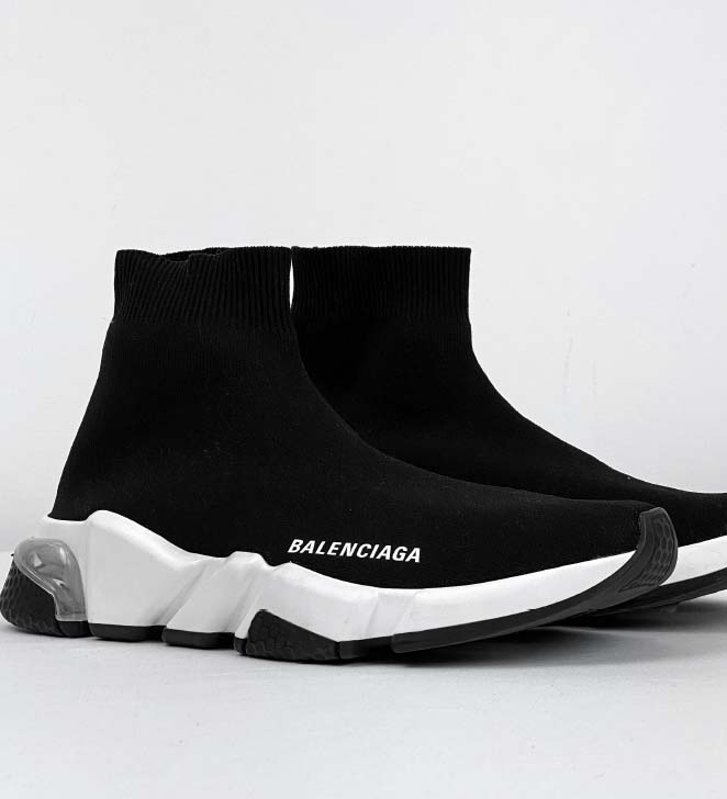 Foto de uma das peças mais icônicas da Balenciaga no Mês do Consumidor: Tênis Speed Trainer.