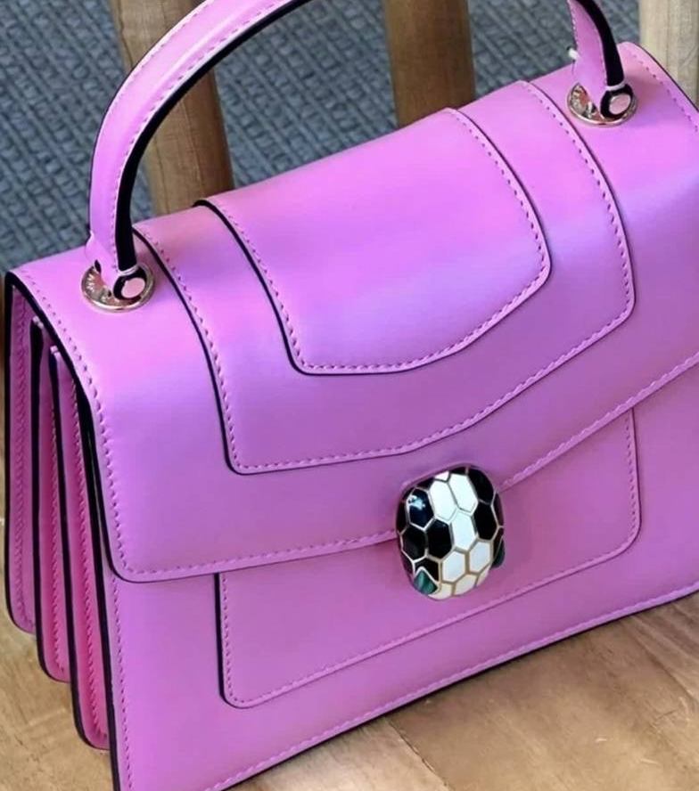 Foto de Bolsa Bulgari Serpenti Rosa no Mês do Consumidor.