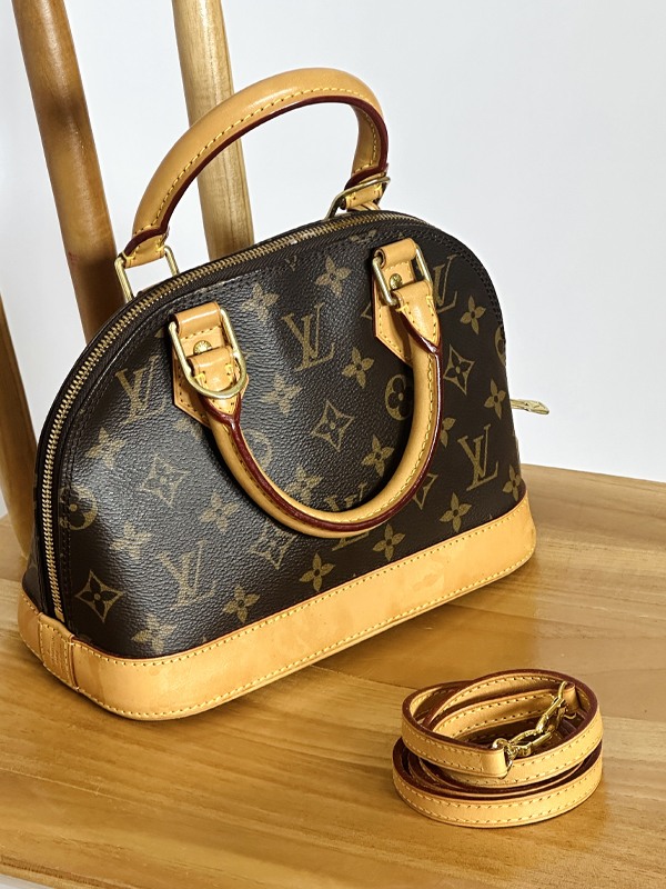 Bolsa Louis Vuitton Alma. Clique na imagem e confira mais modelos da marca!