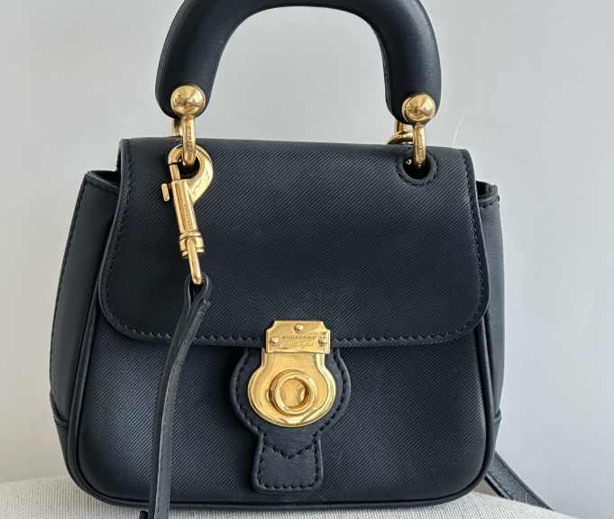 Foto de uma das bolsas clássicas da Burberry no Mês do Consumidor, modelo Dk88.