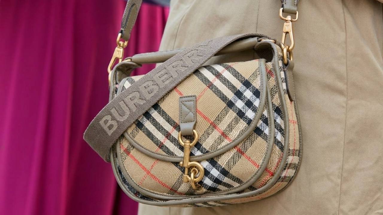 Confira os diferentes modelos de bolsas principais marcas de luxo britânicas que você encontra no Mês do Consumidor do Etiqueta Única.