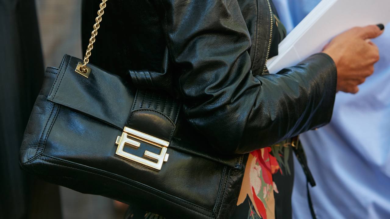 capa do post sobre bolsas pretas no mês do consumidor