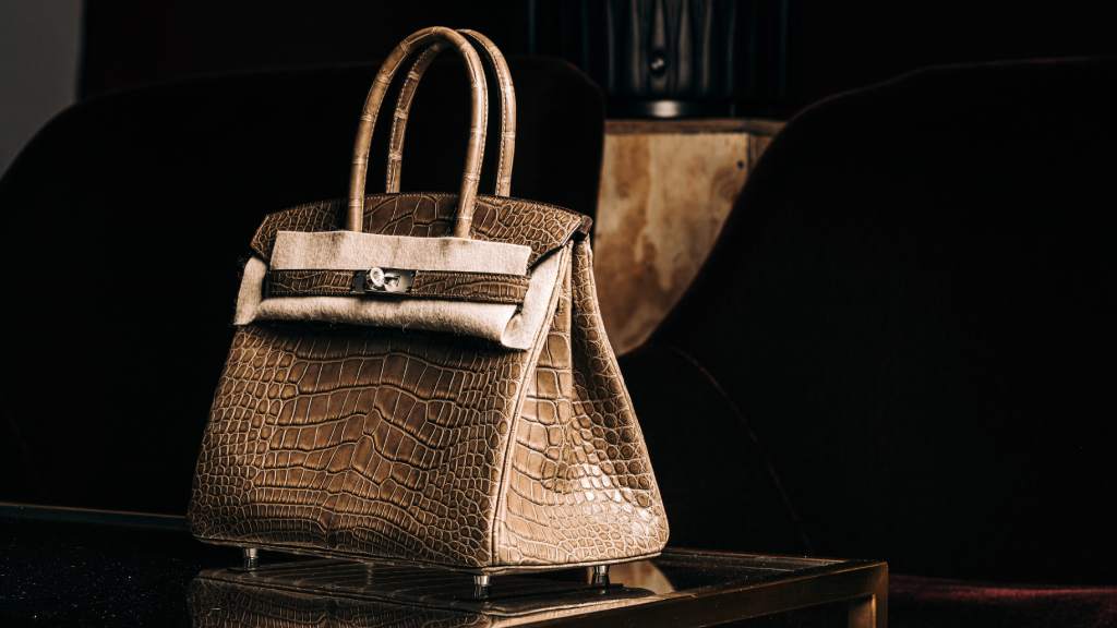 Hermès lança case de carregador de luxo em couro com o Paddock Yoyo Charger. Descubra detalhes, preço e como a maison expande seu universo.