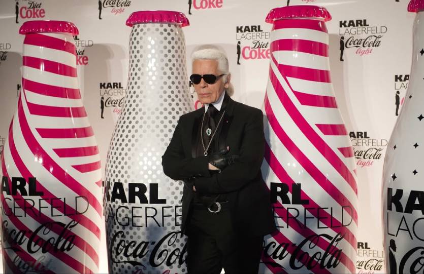 Foto de Karl Lagerfeld em sua collab com a Cocca-Cola Diet em 2010 antes de O Diabo Veste Prada 2.