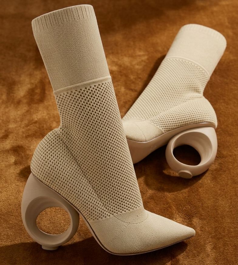 Foto de um dos sapatos femininos de luxo por até R$ 2.000 no EÚ: Bota Burberry Knit Bege.