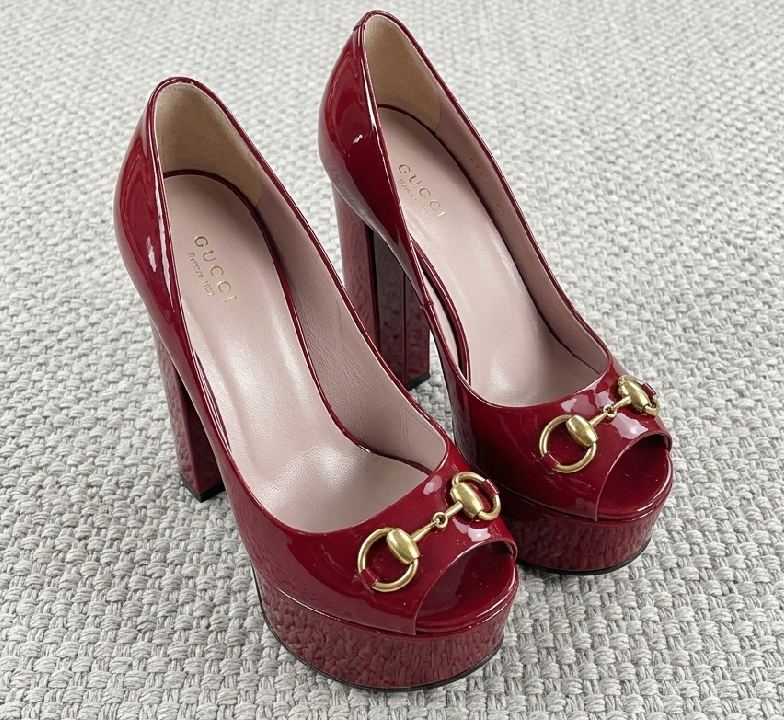 Foto de um dos sapatos femininos de luxo por até R$ 2.000: sandália Gucci.