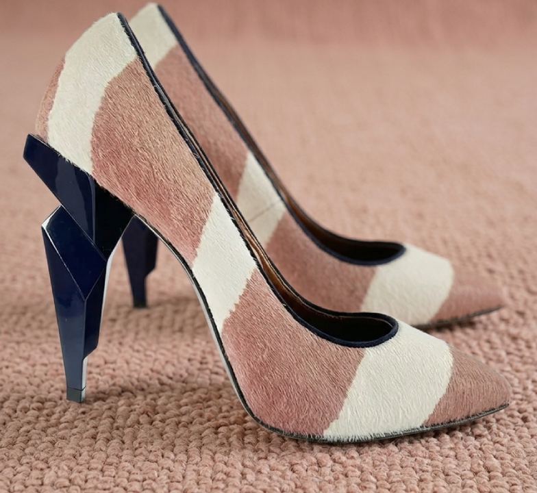 Foto de sapato feminino de luxo: Scarpin Fendi.