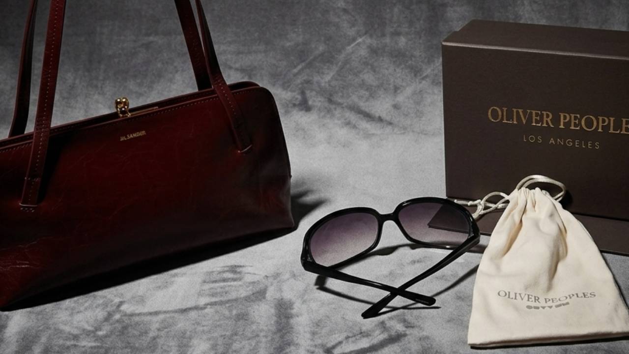Conheça a collab Jil Sander X Oliver Peoples de óculos de sol de luxo que une minimalismo alemão e tradição californiana.