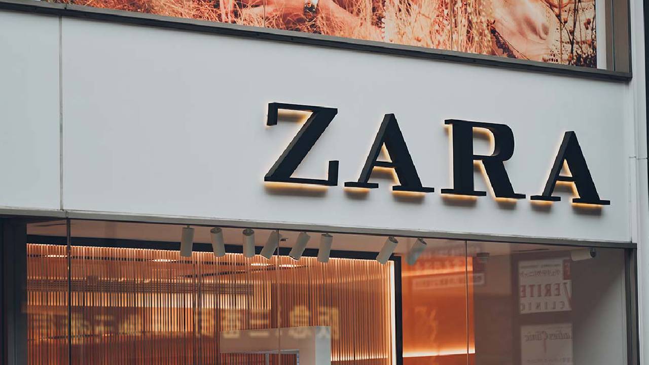 John Galliano entra no time da Zara. Saiba tudo sobre a chegada do estilista que já comandou a Dior e Margiela na marca de fast-fashion.