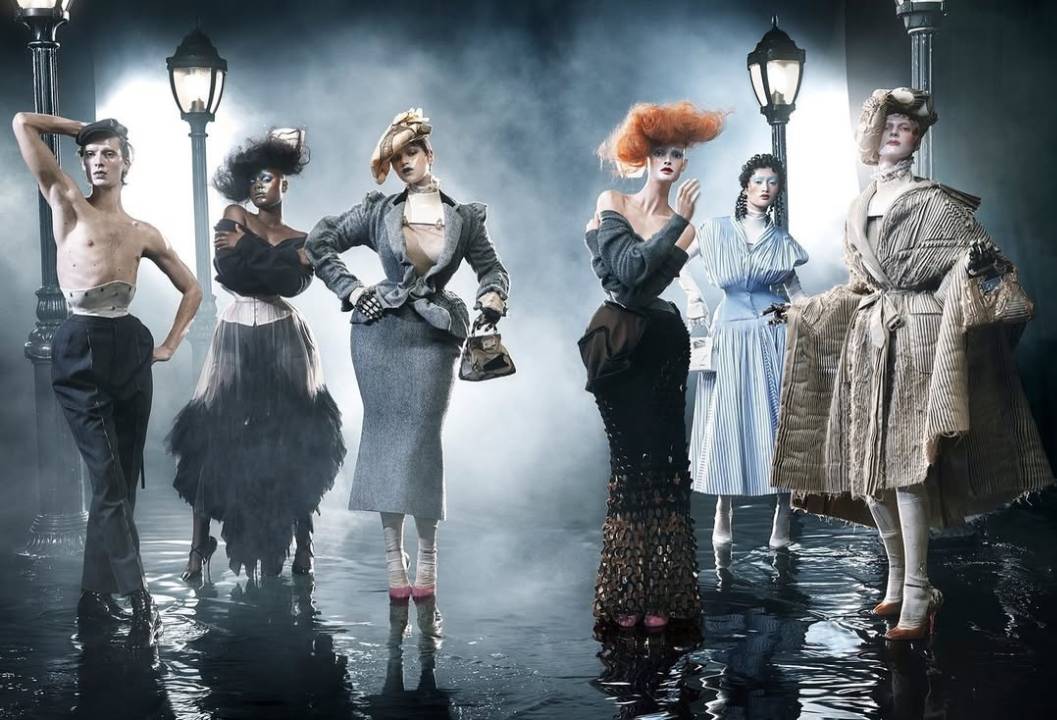 Foto da Coleção Maison Margiela Artisanal 2024  por John Galliano fotografada por  Steven Meisel para a  Vogue.