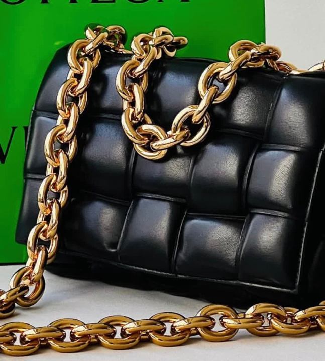 Foto de bolsa crossobody da marca de luxo Bottega Veneta.