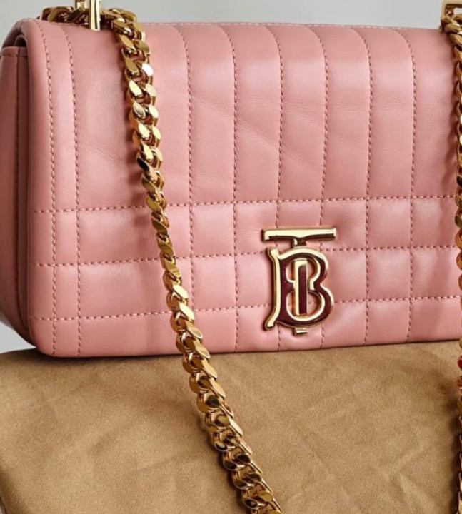 Foto de bolsa com alça longa da marca de luxo Burberry.