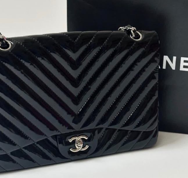 Foto de uma das bolsas crossbody de luxo no mês do consumidor, modelo Chanel Single Flap.