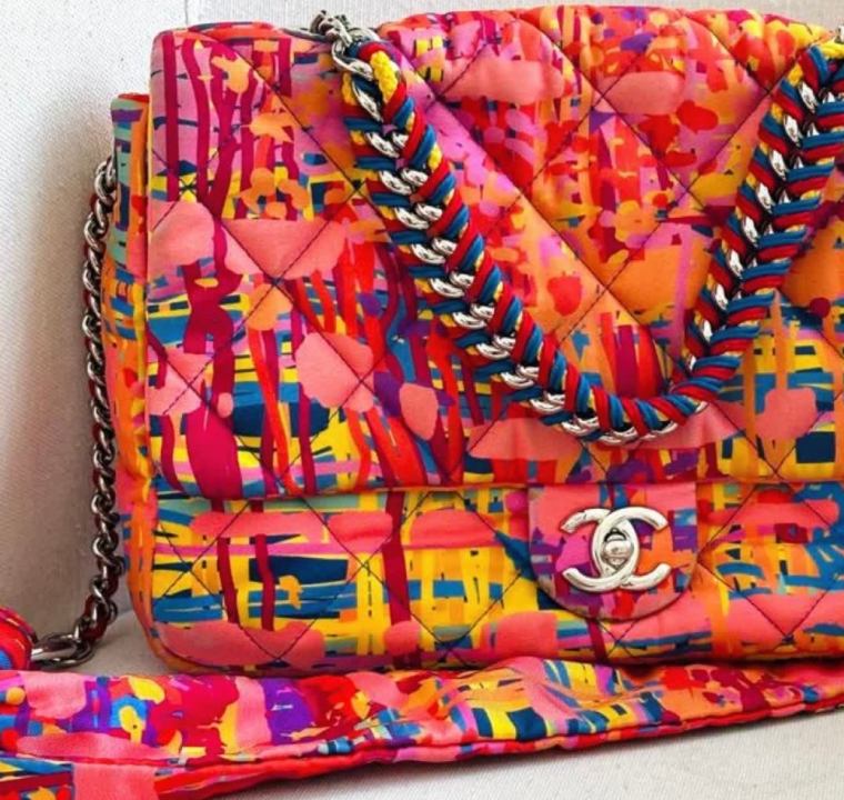 Foto de uma das bolsas chanel no mês do consumidor, edição especial, super exclusiva em nylon colorido.