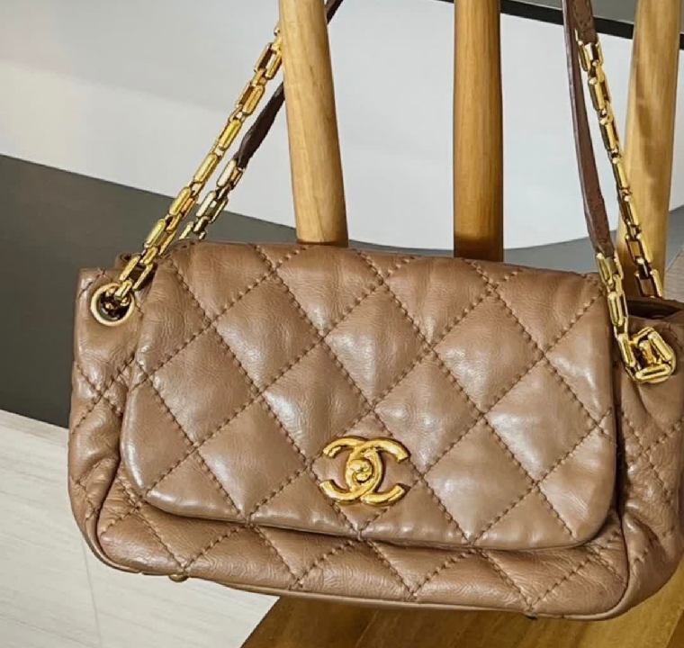 Foto de uma das bolsas exclusivas da Chanel no Mês do Consumidor, edição retrô, modelo: Chanel Retro Chain Accordion Flap.