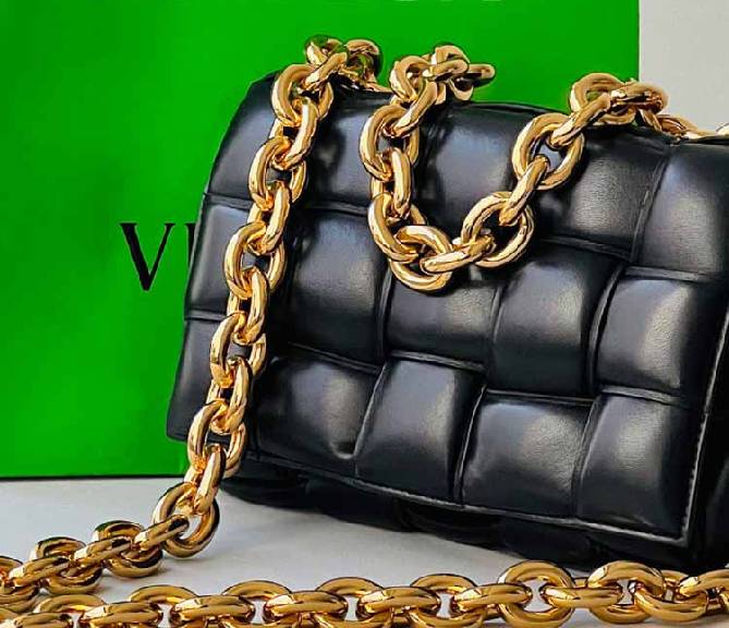 Foto de uma das bolsas de luxo bottega veneta no mês do consumidor 2026.