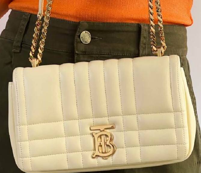 Foto de bolsa feminina de luxo, Lola, da marca Burberry no mês do consumidor.
