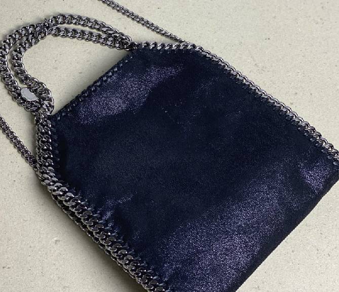 Foto de uma das bolsas de luxo femininas no mês do consumidor 2026 do Etiqueta Única: Falabella da Stella McCartney.