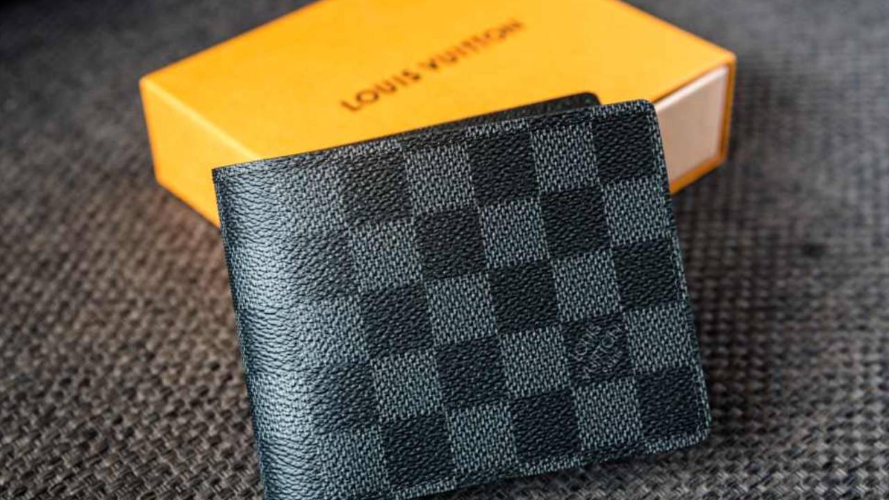 Celebre o Mês do Consumidor com peças de luxo para homens que fazem diferença no guarda-roupa: acessórios, bolsas e relógios de grifes famosas.