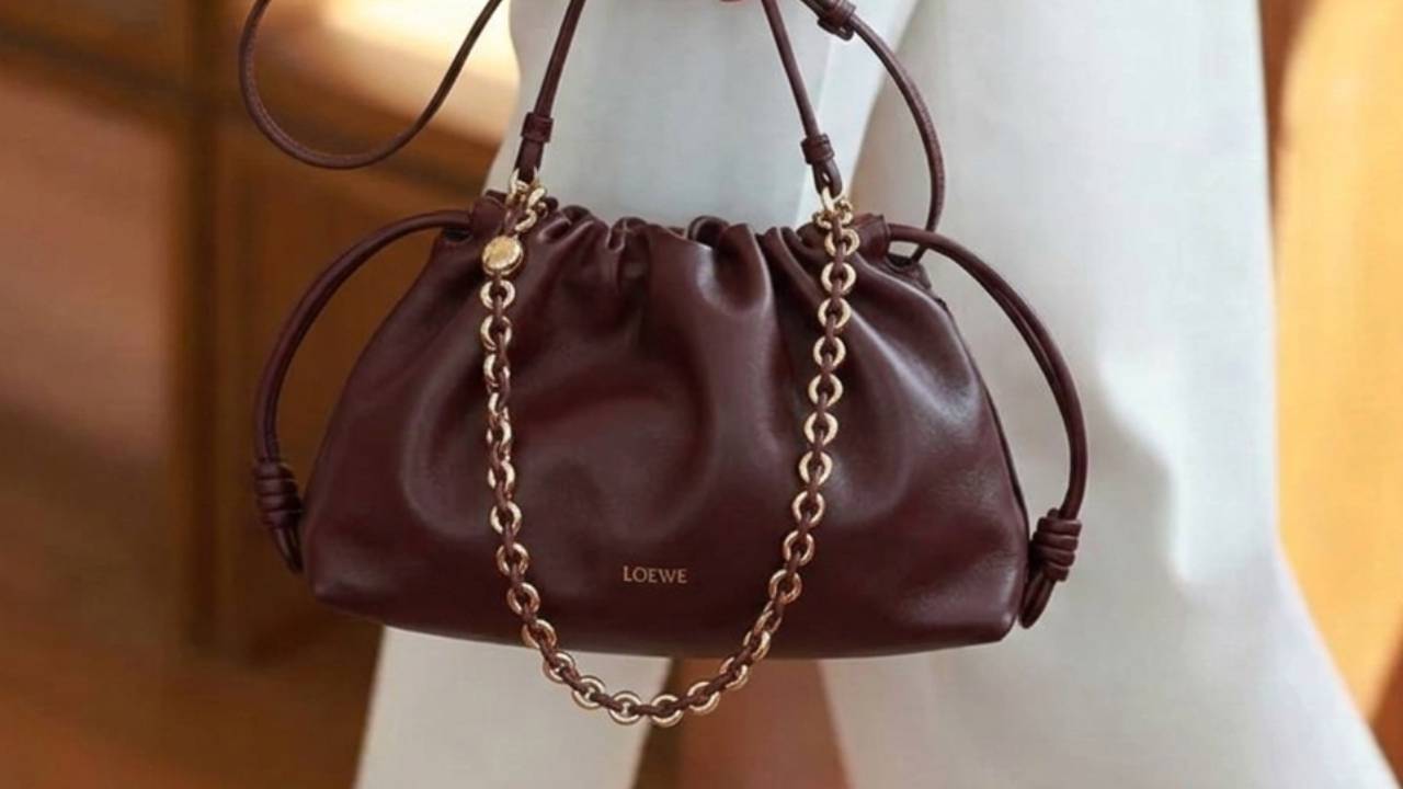 Nova Embaixadora Loewe: A Atriz Julia Garner entra para o time da marca espanhola de luxo.