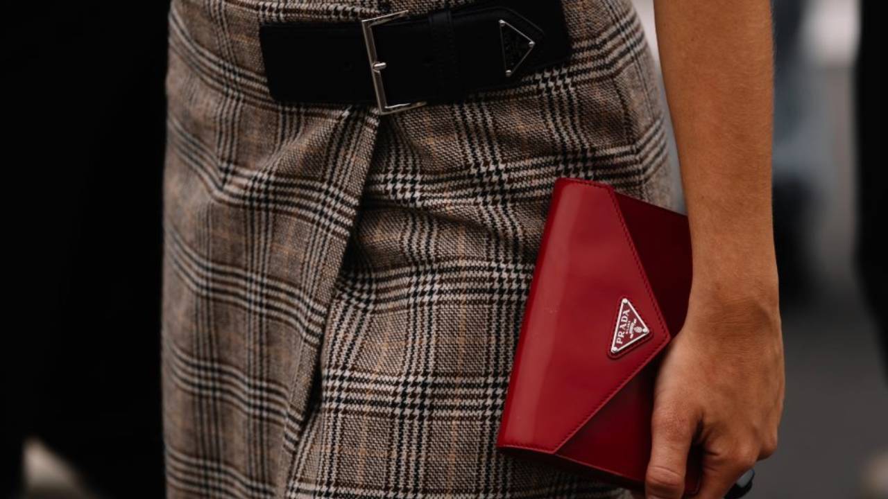 Bella Hadid se torna a Primeira Embaixadora Prada Beauty: Confira as fotos da campanha do novo blush da marca de luxo italiana e o seu novo rosto global.