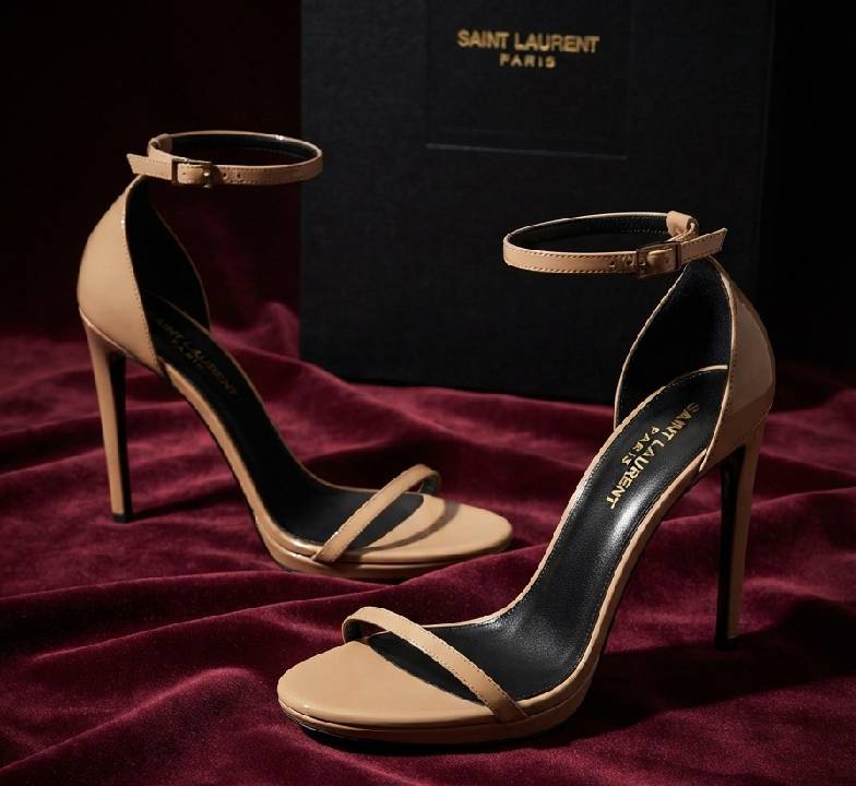 Sandália de alto alto agulha e tiras finas da marca de luxo saint laurent, no mercado de luxo seminvo.