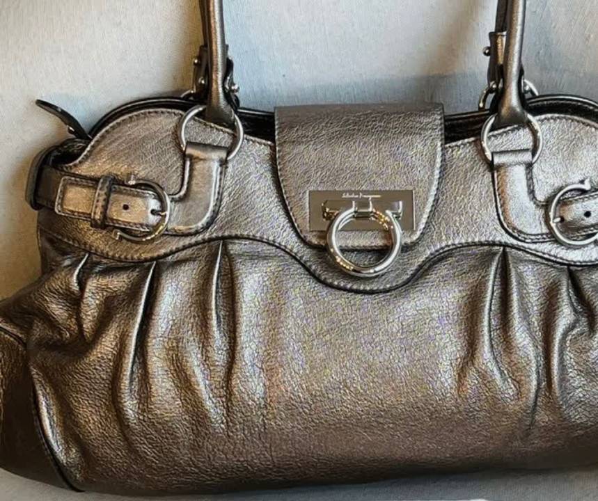 Foto de Bolsa Marisa da Ferragamo, uma das melhores grifes para presentear no Dia Internacional da Mulher e datas especiais.