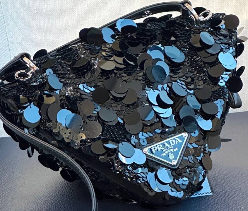 Foto da Bolsa Traingle Paetês da Prada, uma das melhores grifes para presentear mulheres.