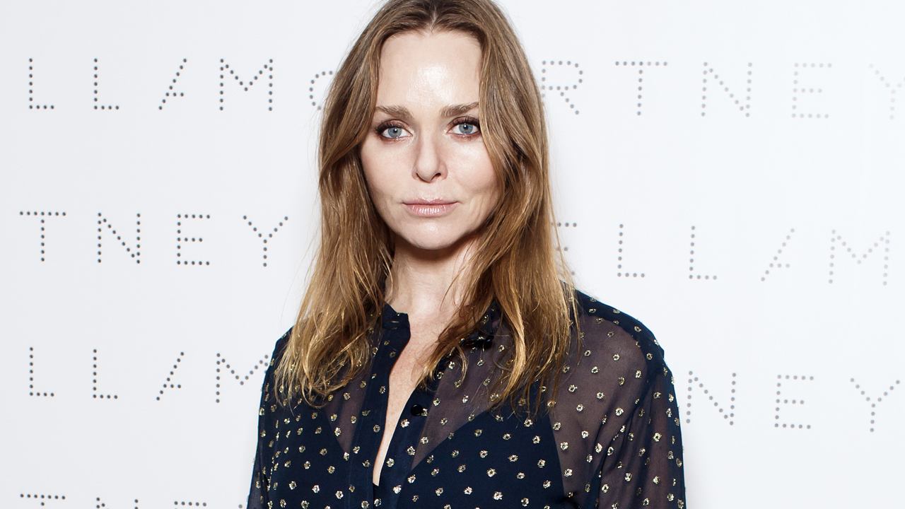 Foto da estilista Stella McCartney que sempre foi pioneira em sustentabilidade na  moda de luxo.