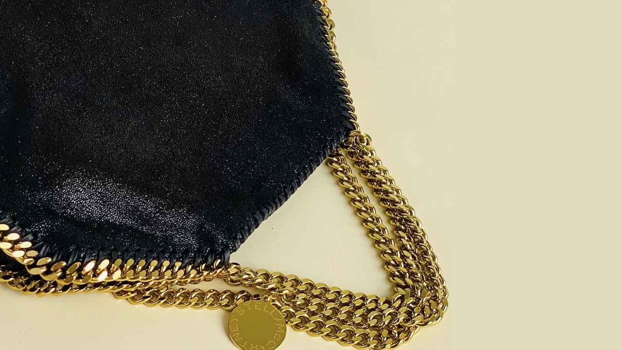 Foto da Bolsa Falabella, o modelo vegano que une sustentabilidade na moda de luxo.