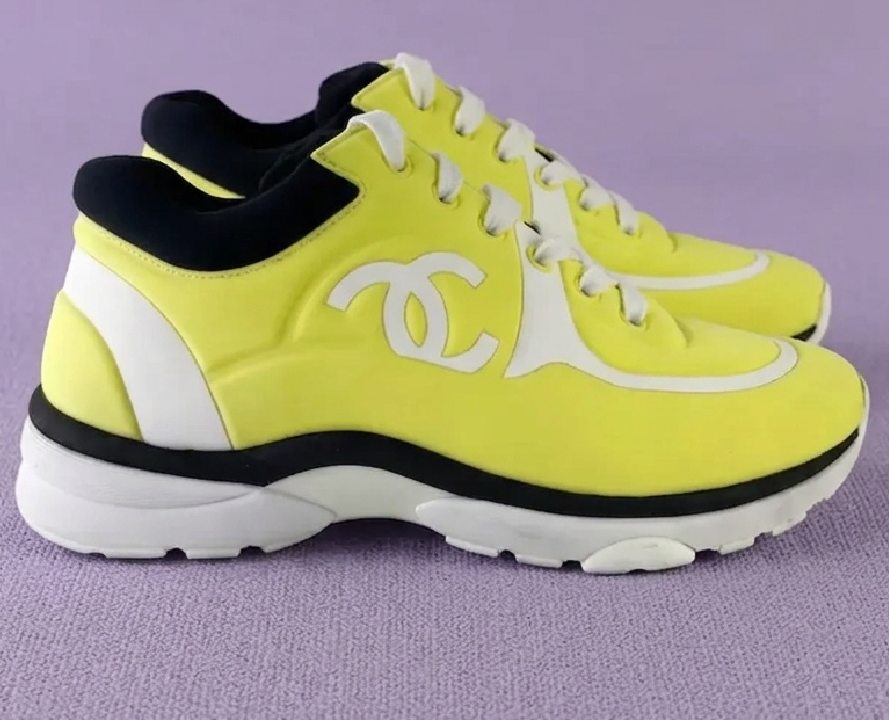 Foto de um tênis da marca de luxo francesa Chanel.