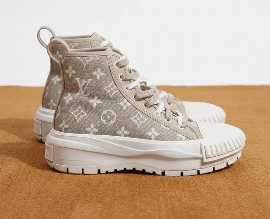 Foto de um dos tênis femininos de marcas francesas no Mês do Consumidor: Modelo Louis Vuitton Squad Boot.