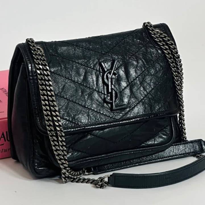 Foto de uma das bolsas de luxo recém-chegadas no etiqueta única, modelo Saint Laurent Niki Baby.