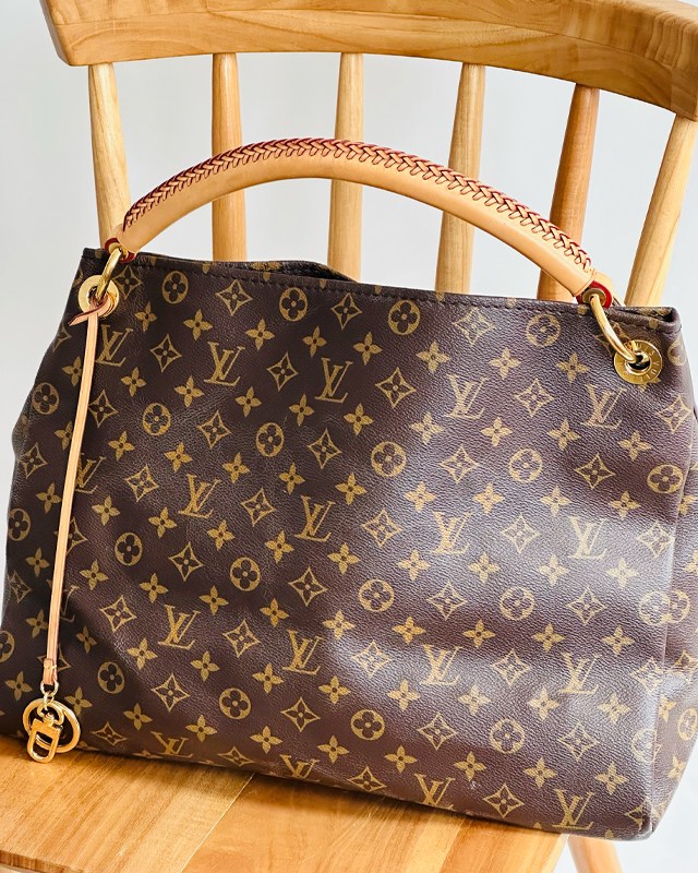 Foto de bolsa Louis Vuitton Artsy que cabe notebook e livros da faculdade.