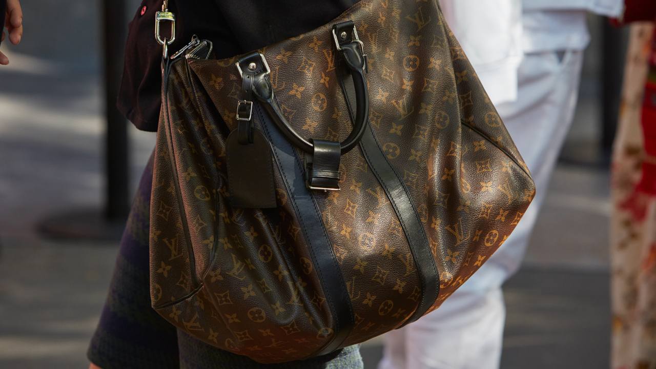 Guia de bolsas Louis Vuitton para ir para faculdade: modelos funcionais, espaçosos com história e ótimos achados no Mês do Consumidor.