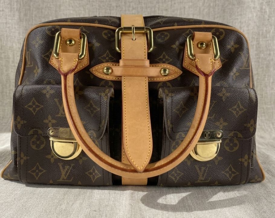 Foto de Bolsa LV Monhatthan com bolsos utilirários e fechamento com zíper.