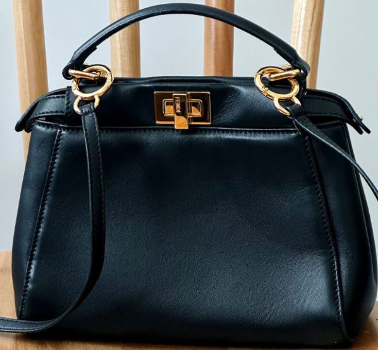 Foto de bolsa Tote da Fendi, modelo Peekaboo com alça de mão e outra longa.